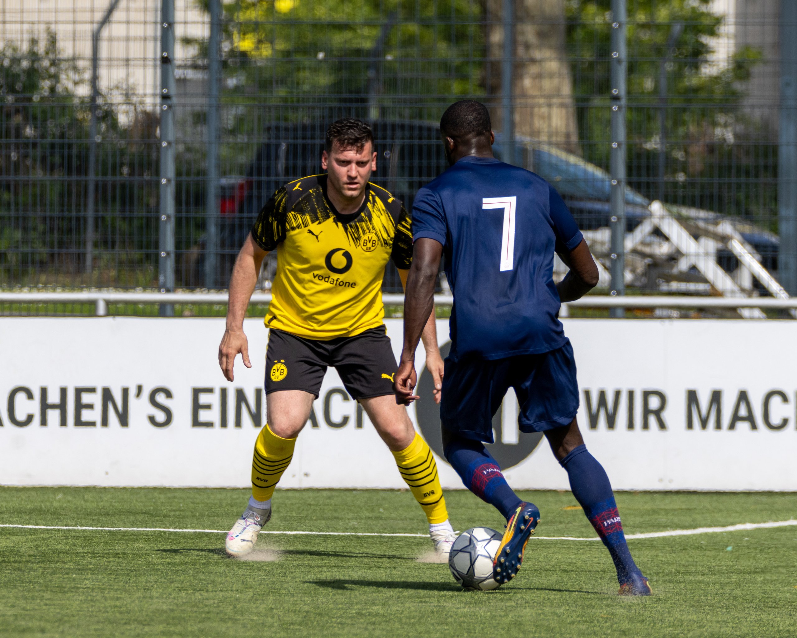 Dynamische Szene aus einem Fußballspiel