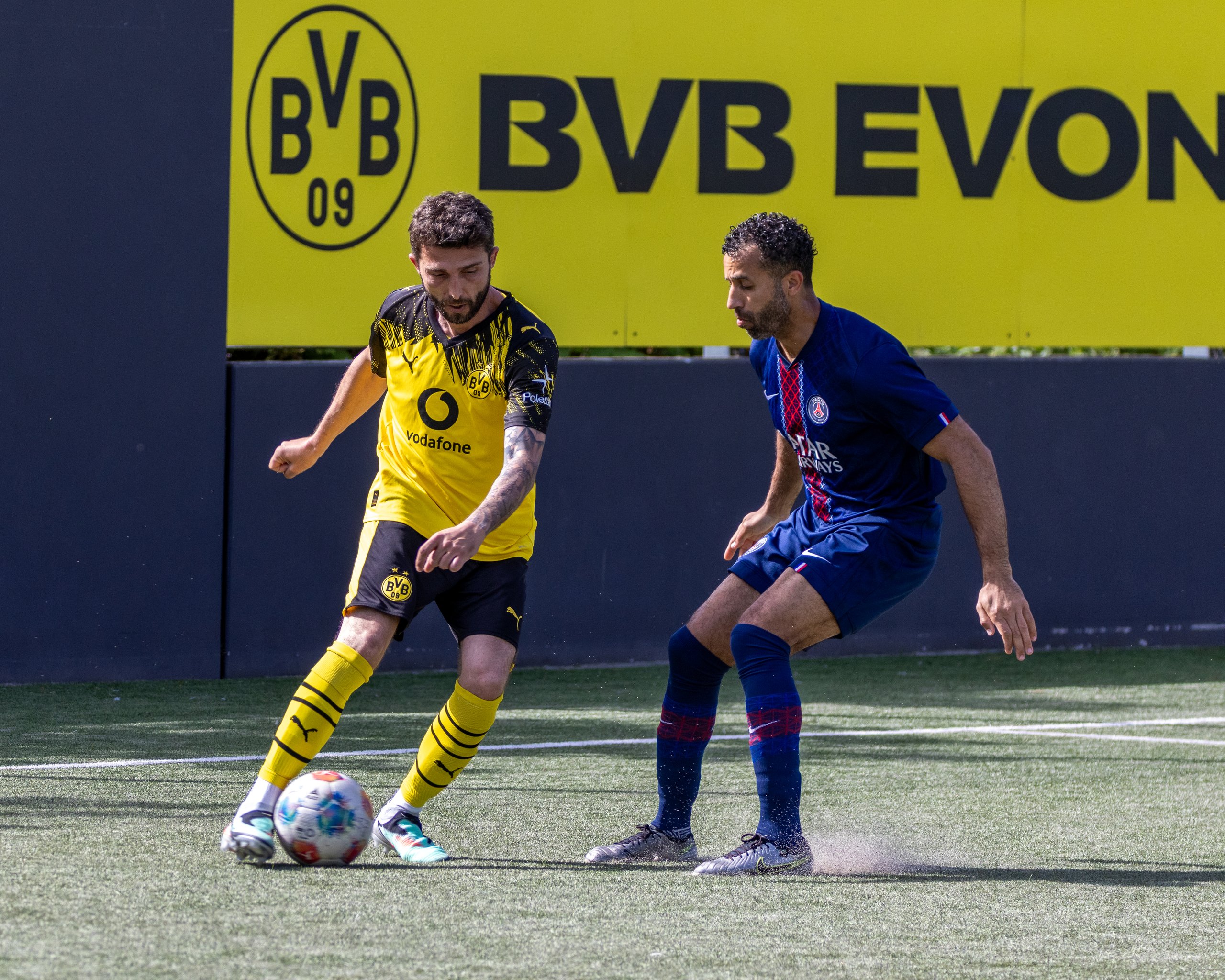 Fußballspieler in einer dynamischen Spielsituation