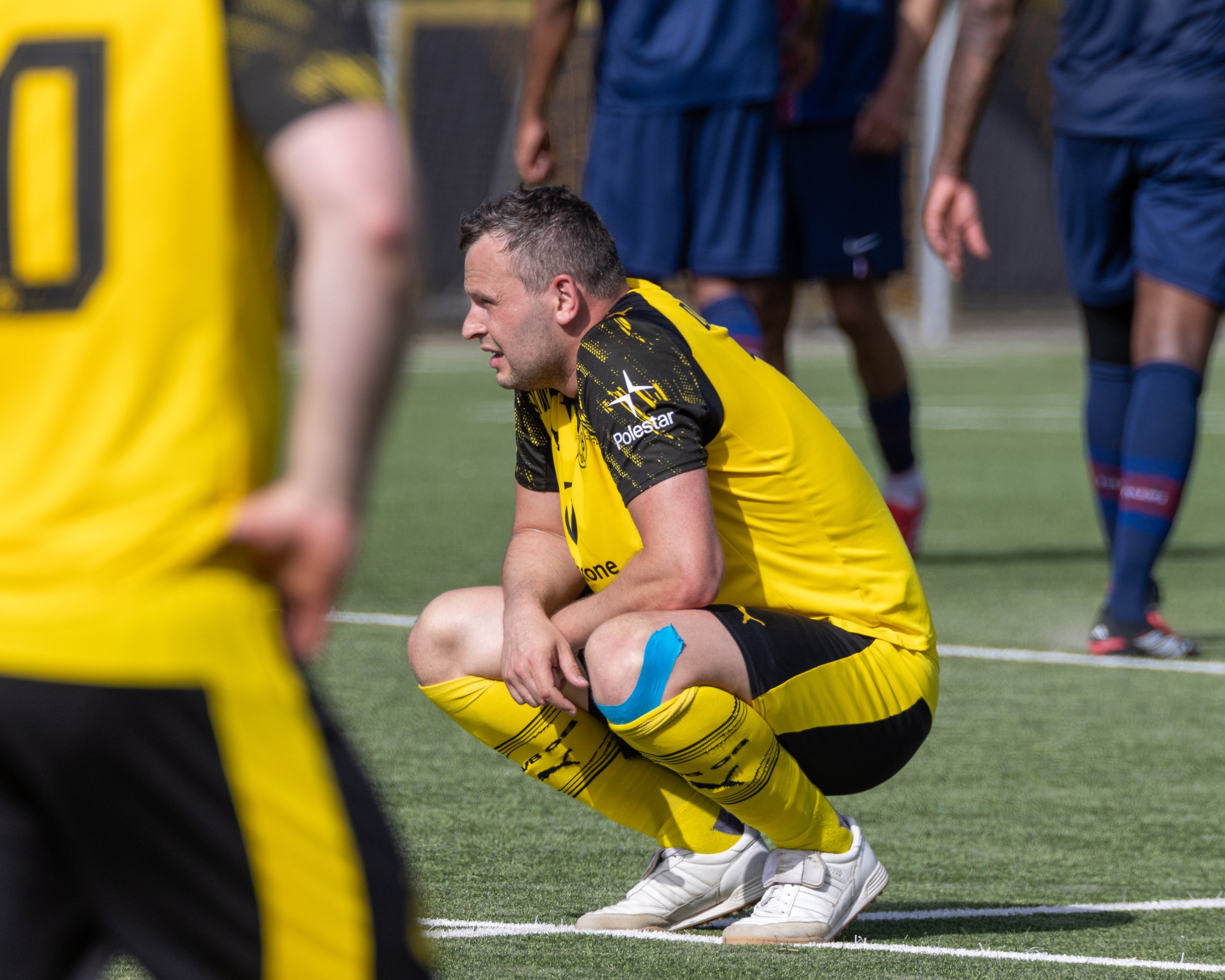 Fußballspieler in einem ruhigen Moment am Spielfeldrand