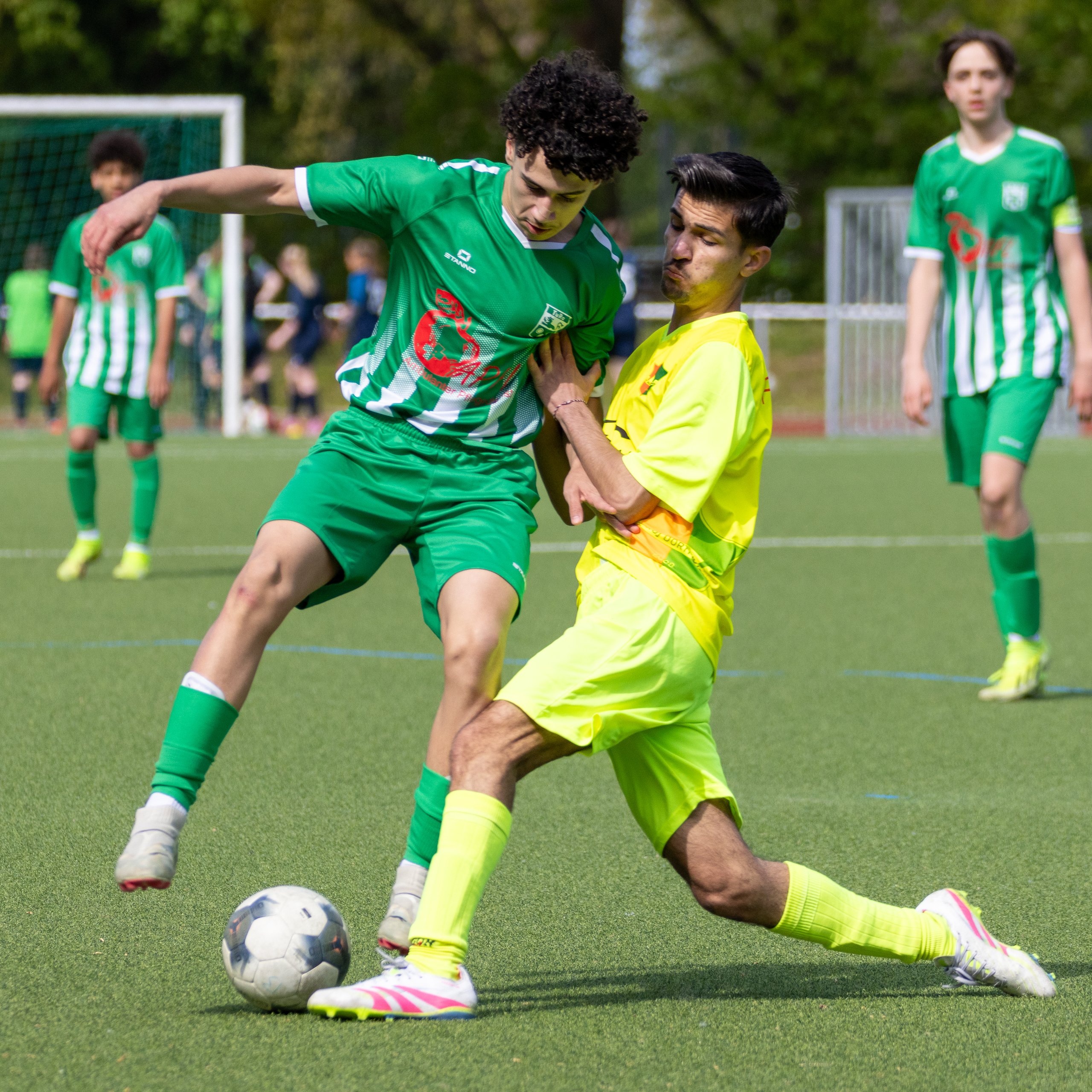 Zweikampf während eines Fußballspiels